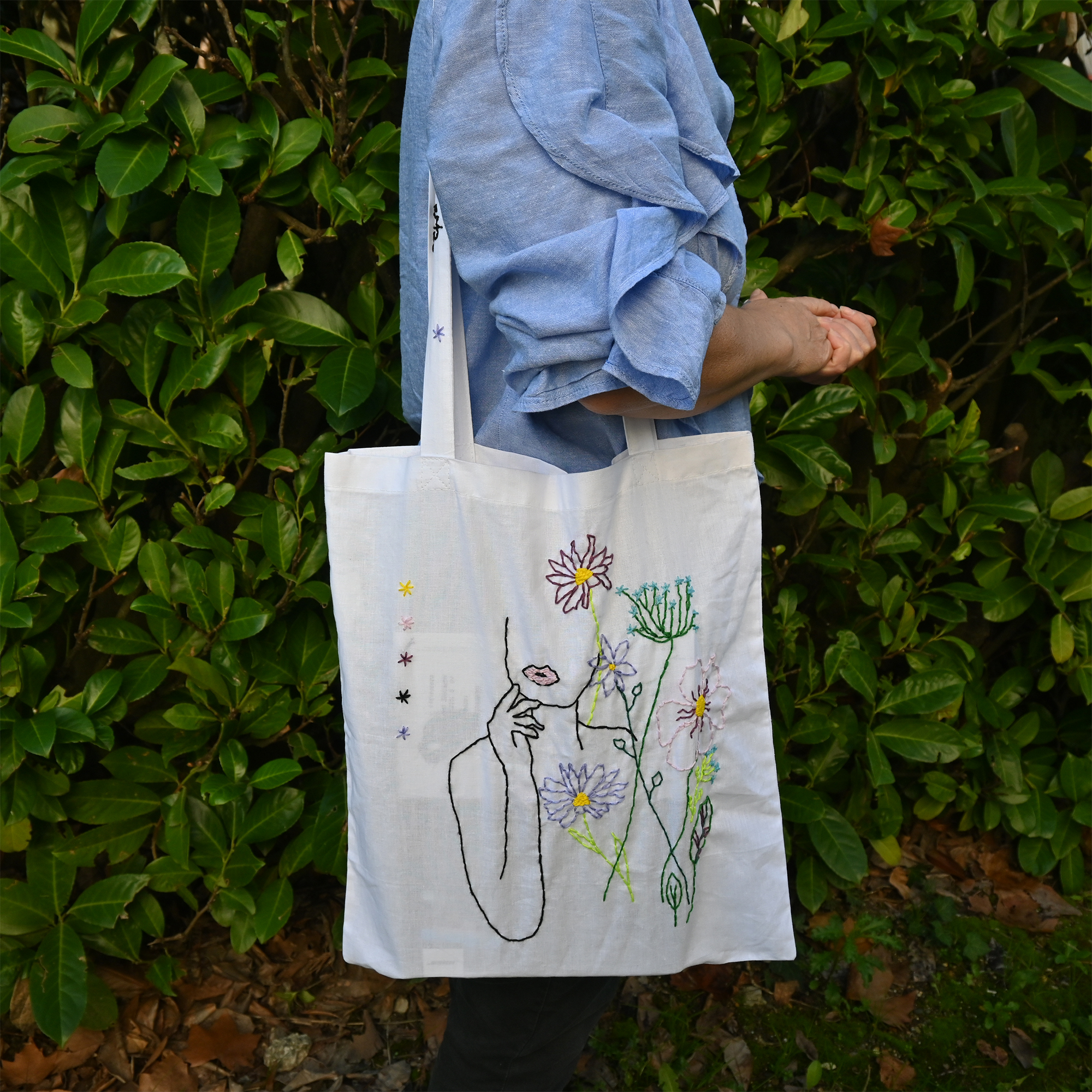 Sac personnalisé avec broderie visage et fleurs